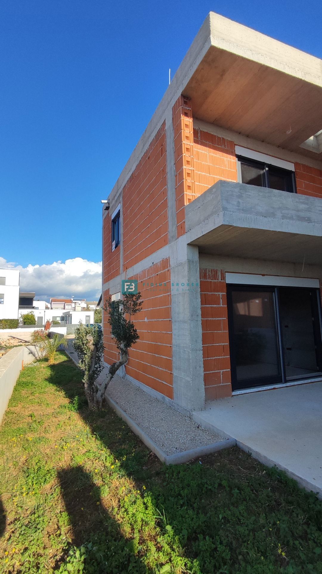 VODICE, novogradnja, dvojček, 650 m od morja, vrt 120 m2, S1