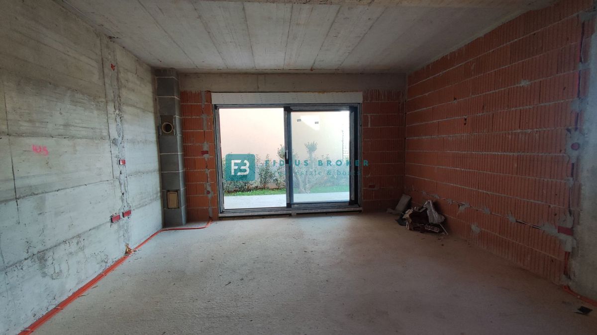 VODICE, novogradnja, dvojček, 650 m od morja, vrt 120 m2, S1