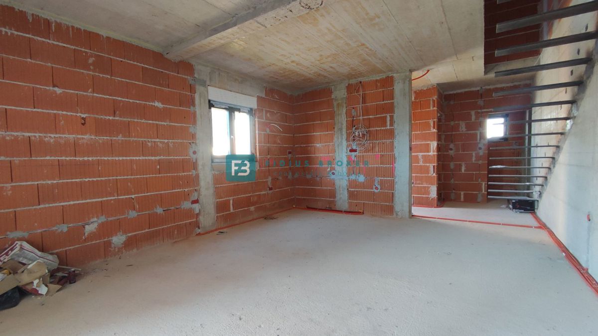 VODICE, novogradnja, dvojček, 650 m od morja, vrt 120 m2, S1