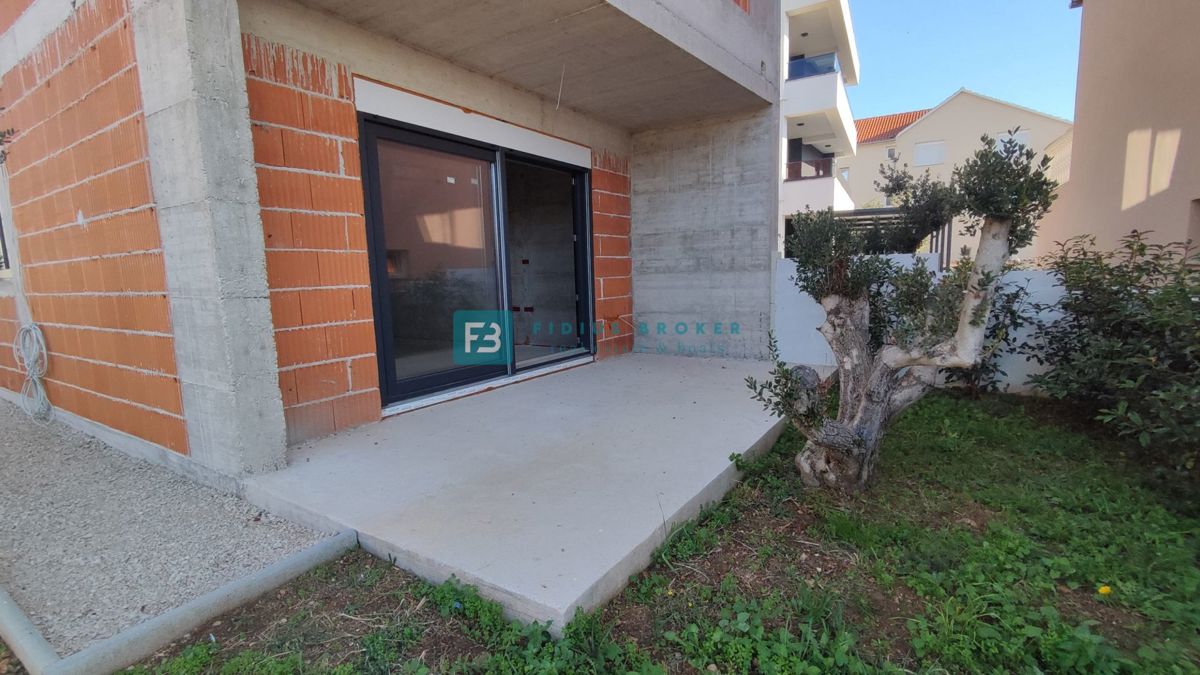 VODICE, novogradnja, dvojček, 650 m od morja, vrt 120 m2, S1