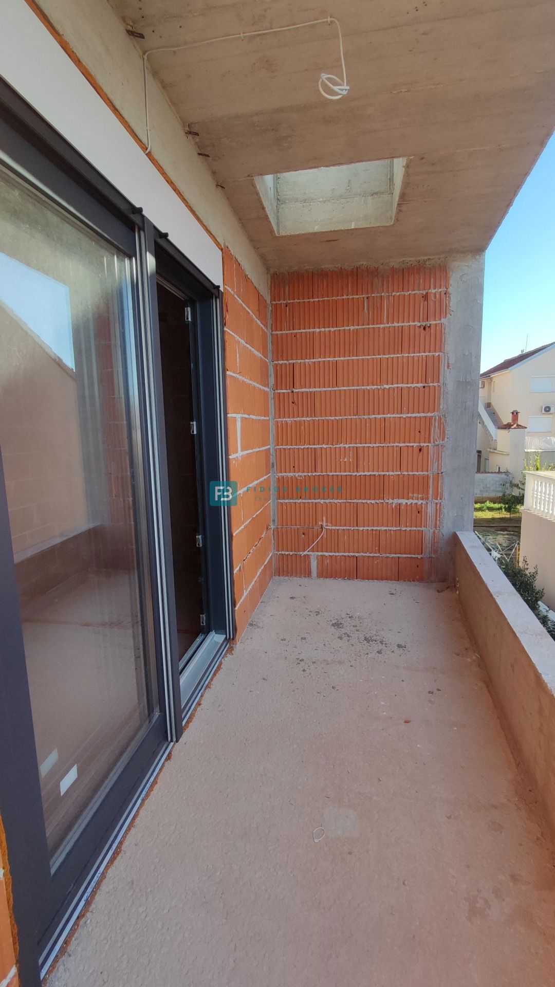 VODICE, novogradnja, dvojček, 650 m od morja, vrt 120 m2, S1