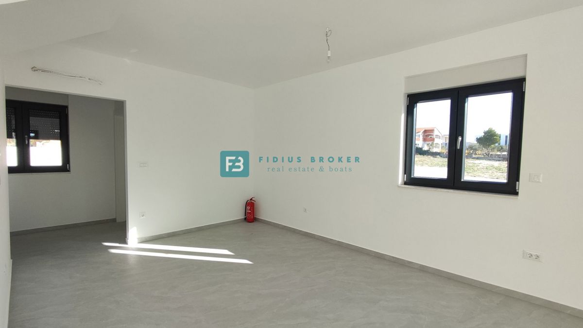 VODICE, novogradnja, dvonadstropno stanovanje, vrt 40 m2, S4