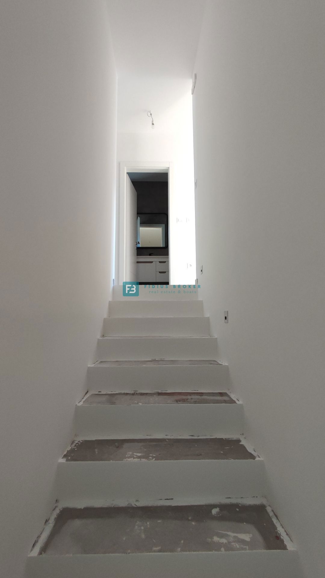 VODICE, novogradnja, dvonadstropno stanovanje, vrt 40 m2, S4