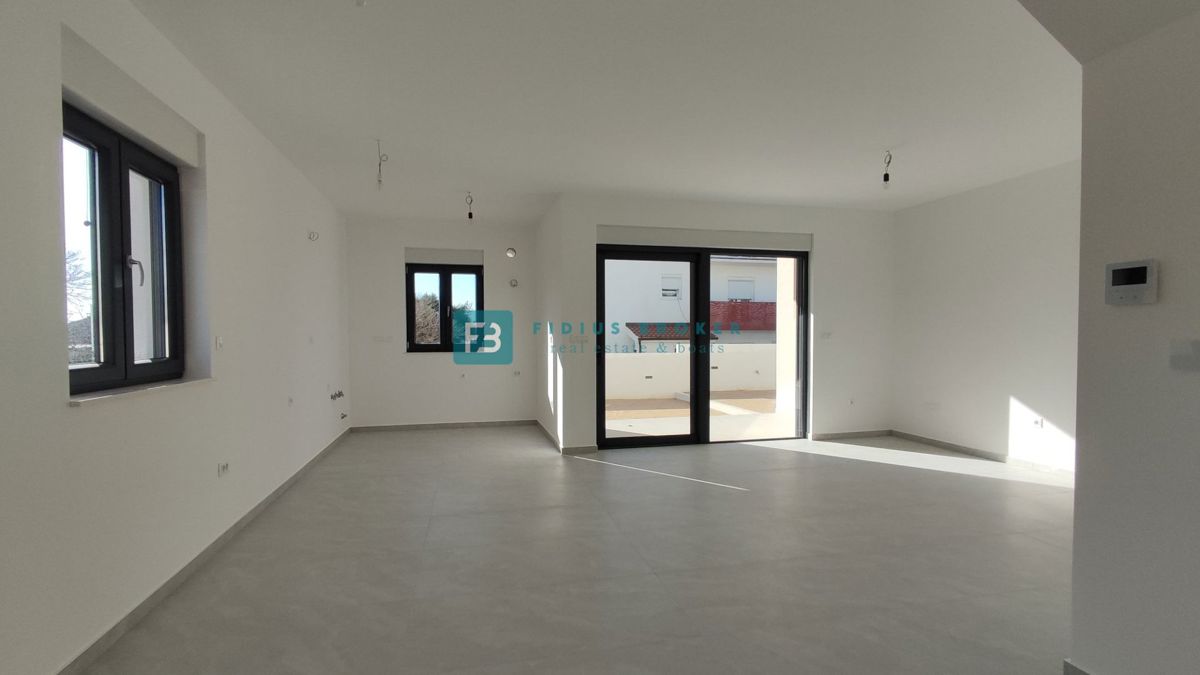 VODICE, novogradnja, dvonadstropno stanovanje, vrt 40 m2, S4