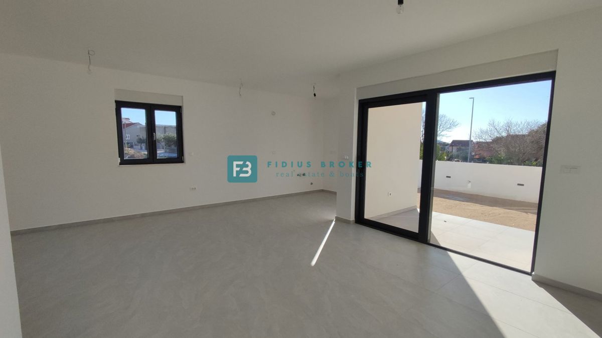 VODICE, novogradnja, dvonadstropno stanovanje, vrt 40 m2, S4