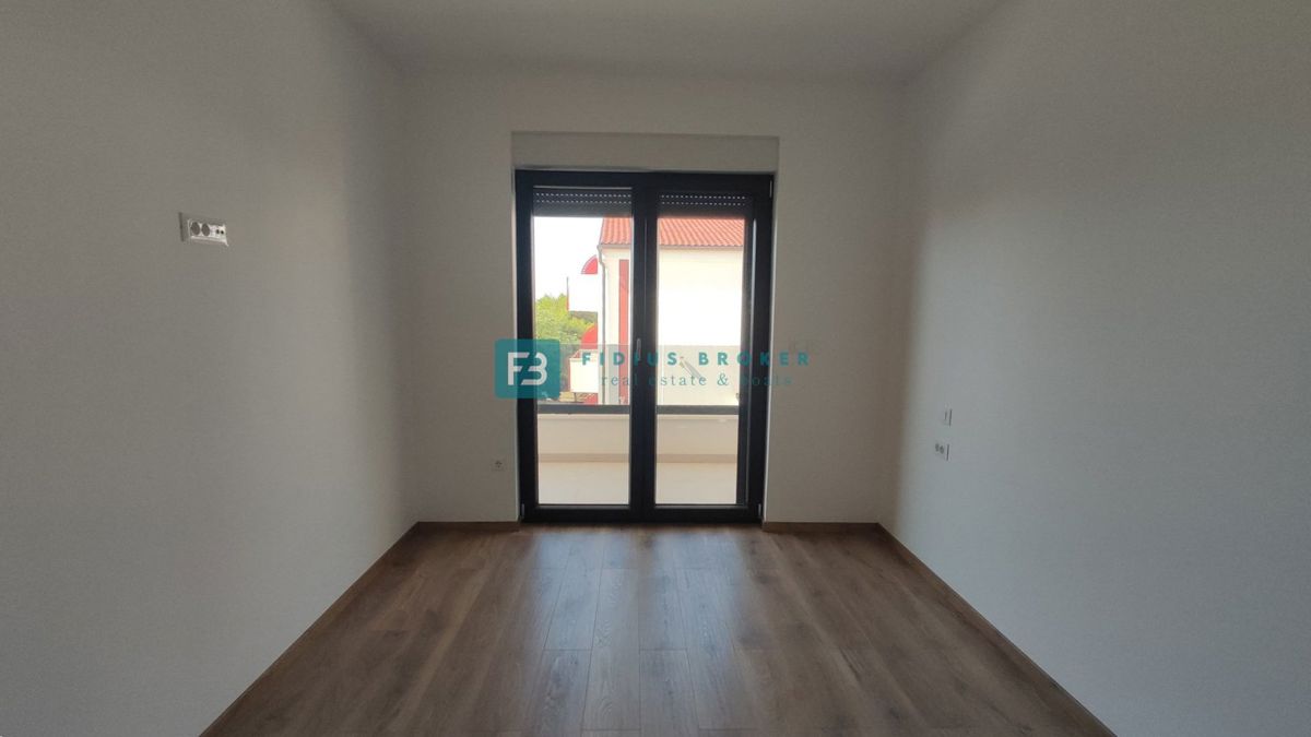 VODICE, novogradnja, dvonadstropno stanovanje, vrt 40 m2, S4