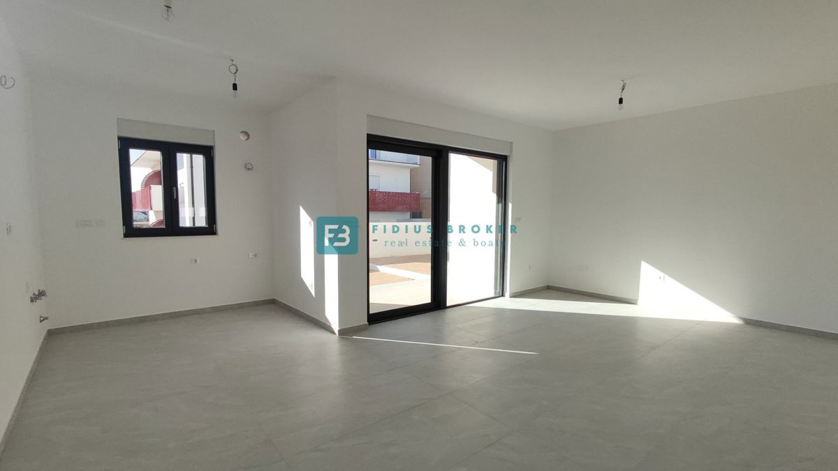 VODICE, novogradnja, dvonadstropno stanovanje, vrt 40 m2, S4