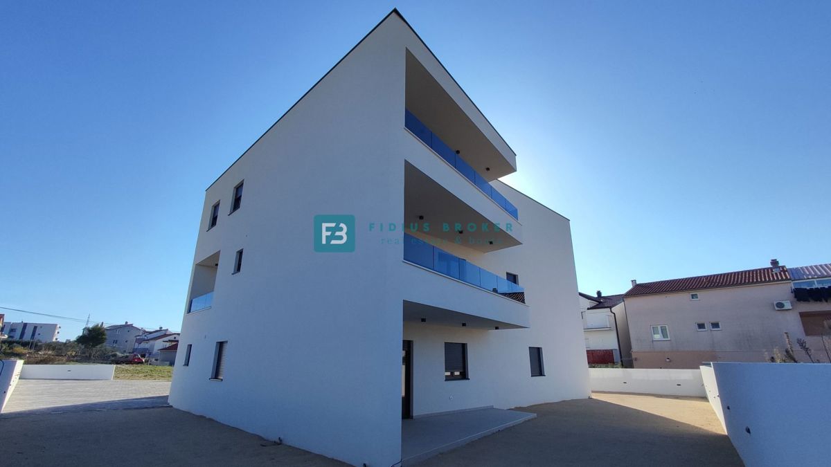 VODICE, novogradnja, dvonadstropno stanovanje, vrt 40 m2, S4