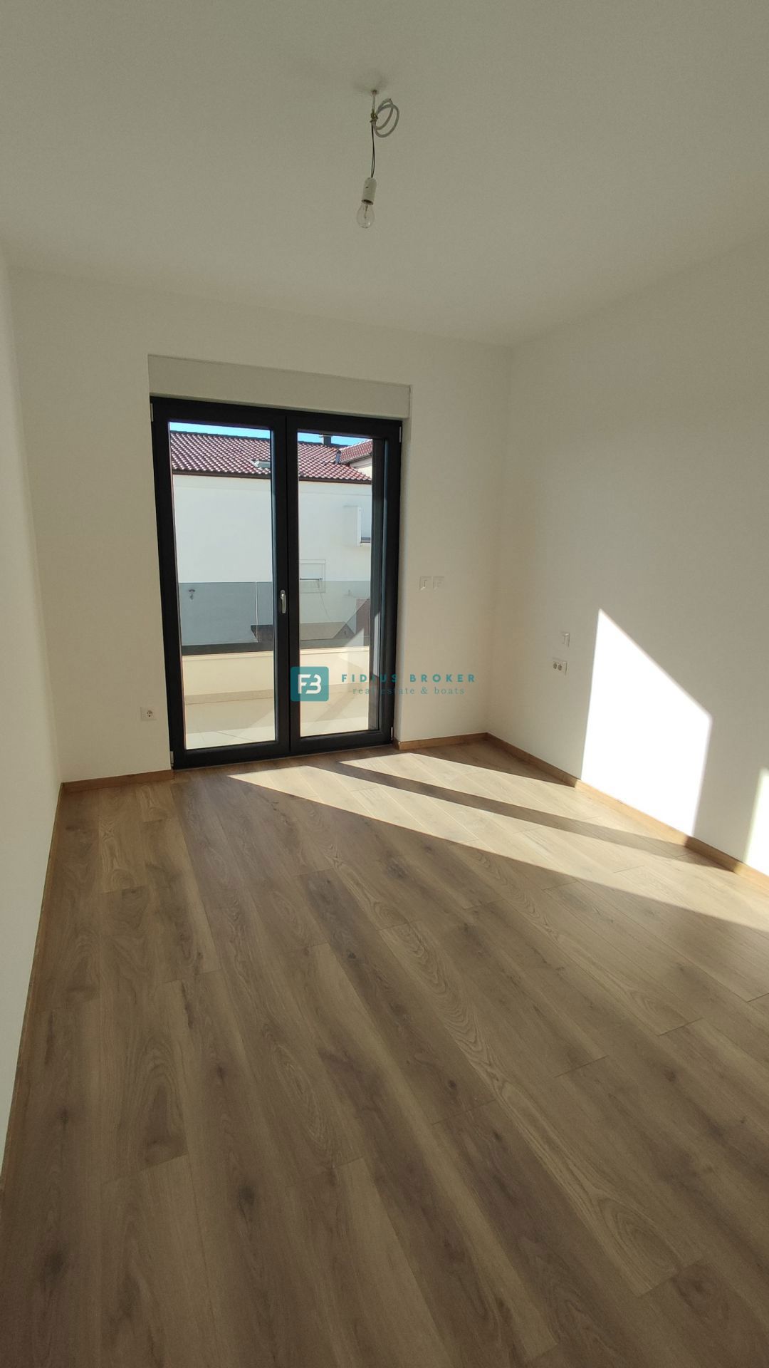VODICE, novogradnja, dvonadstropno stanovanje, vrt 40 m2, S4