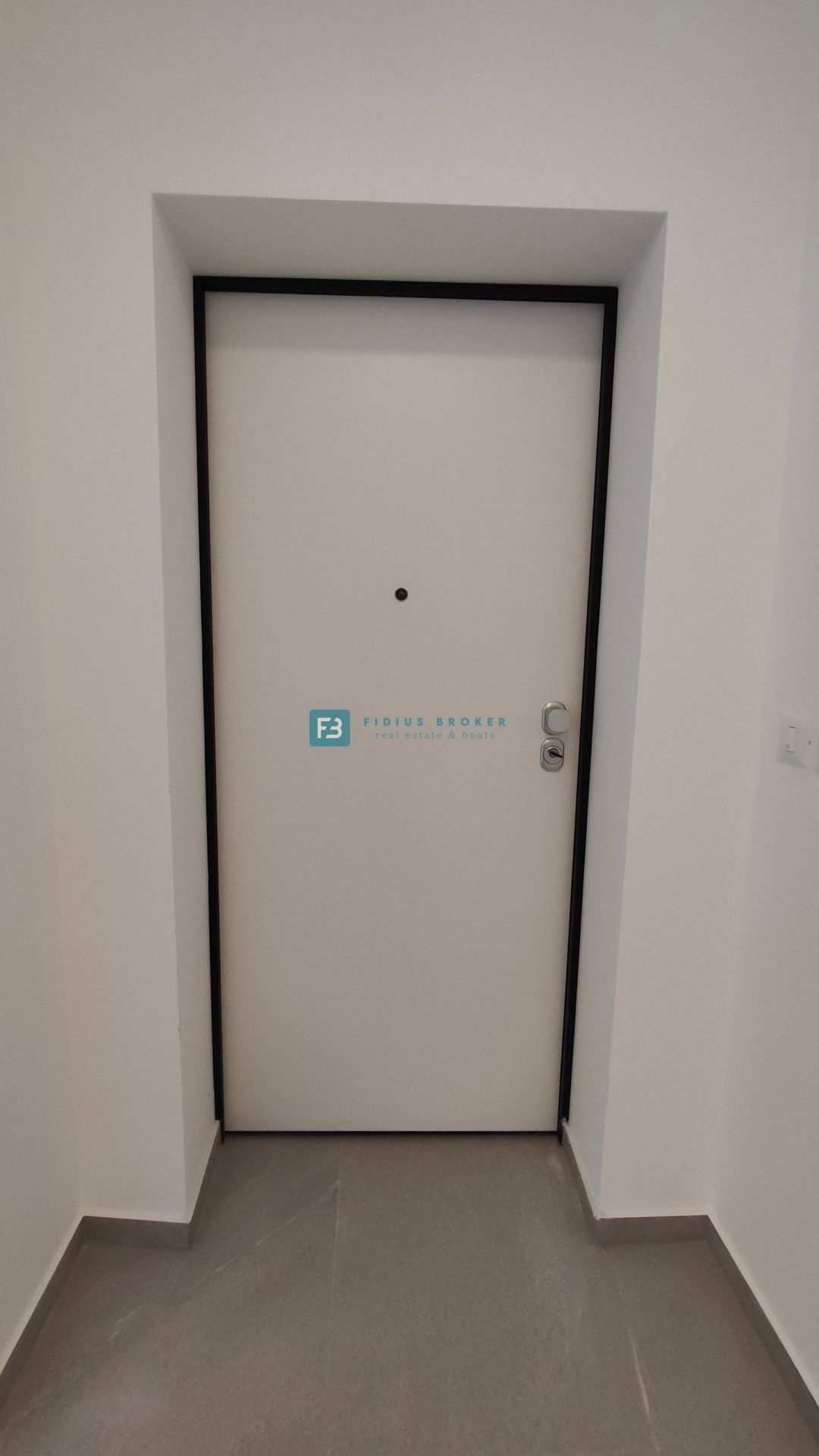 VODICE, novogradnja, dvonadstropno stanovanje, vrt 40 m2, S4