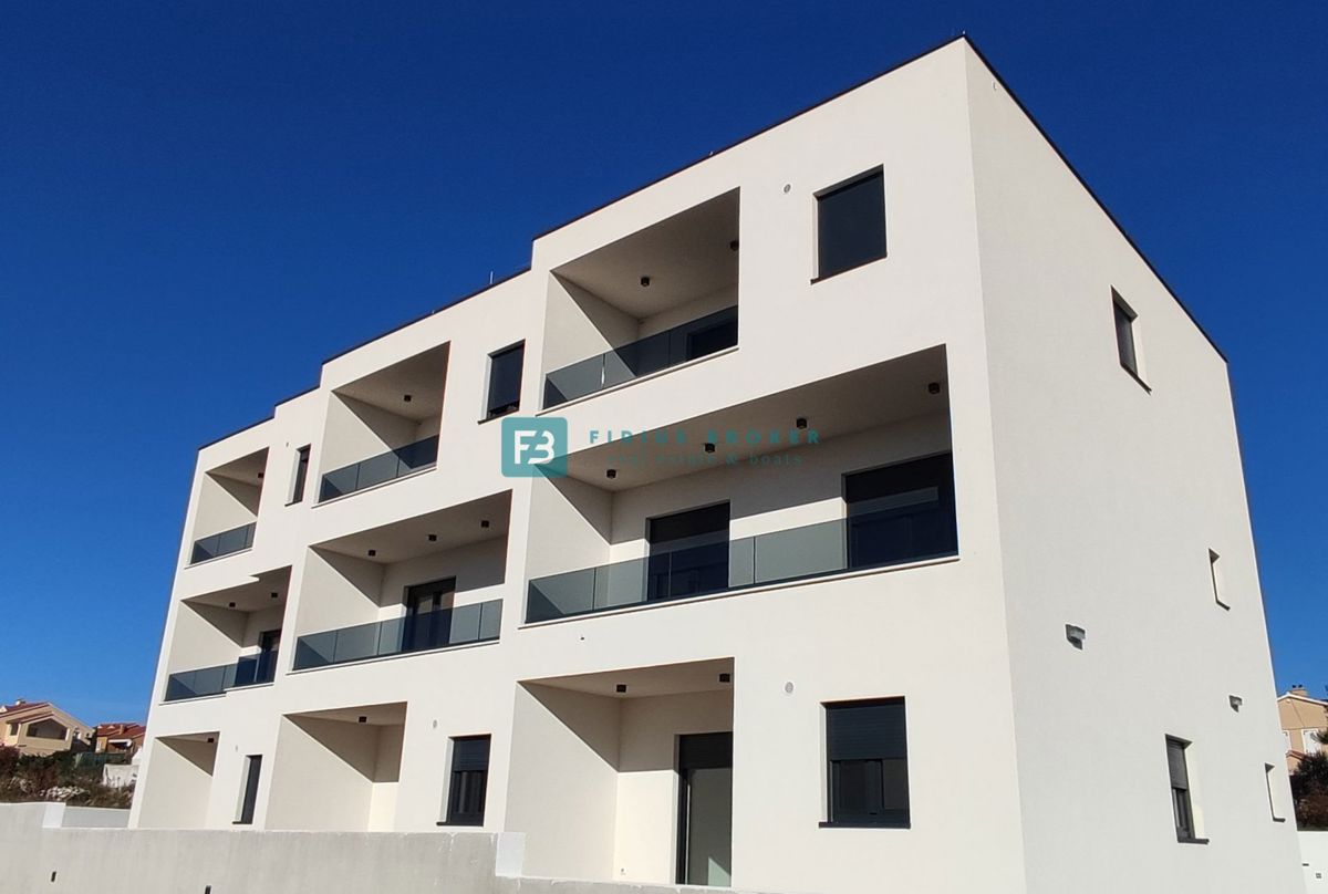 VODICE, novogradnja, dvonadstropno stanovanje, vrt 40 m2, S4