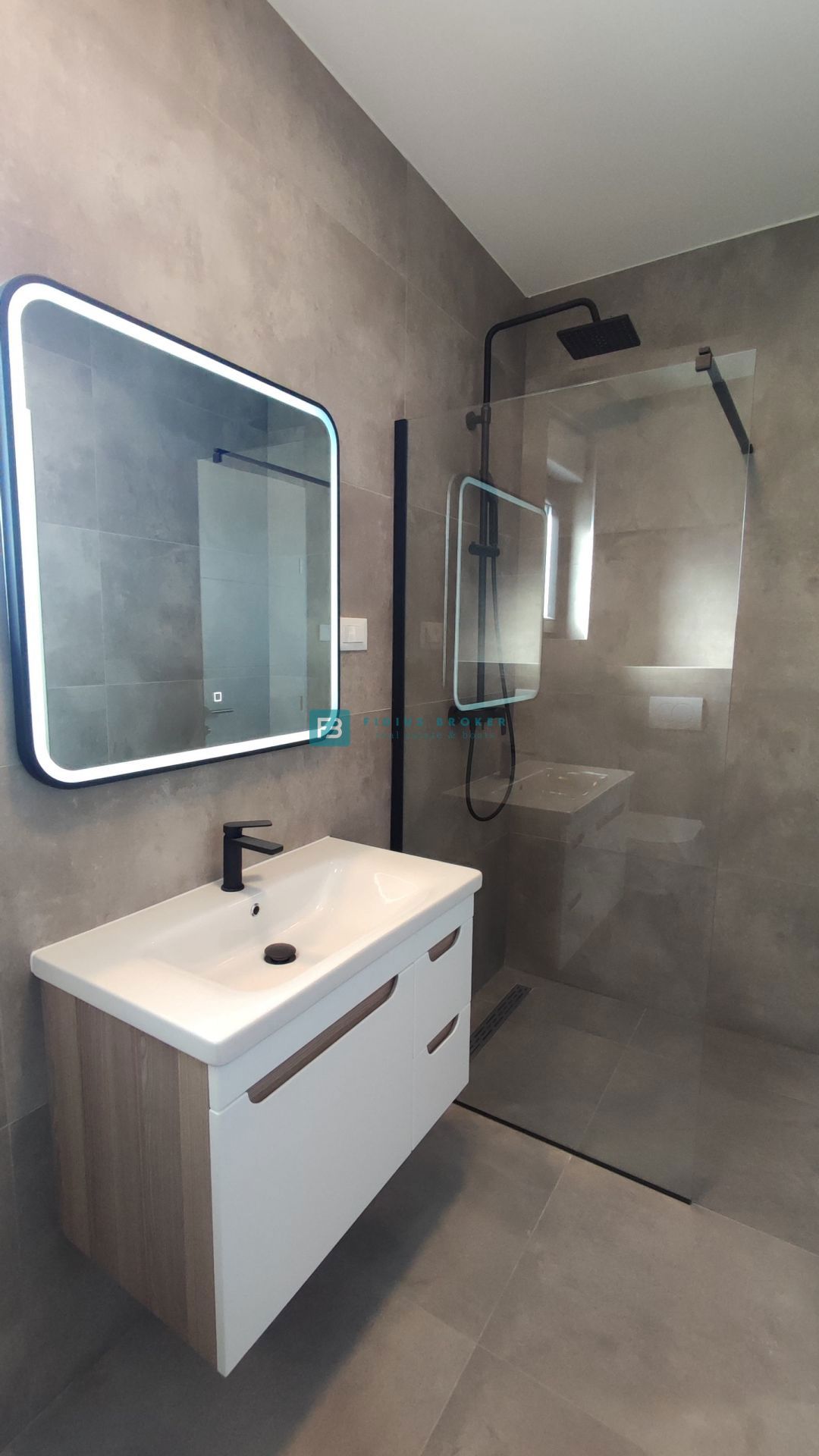 VODICE, novogradnja, dvonadstropno stanovanje, vrt 40 m2, S4