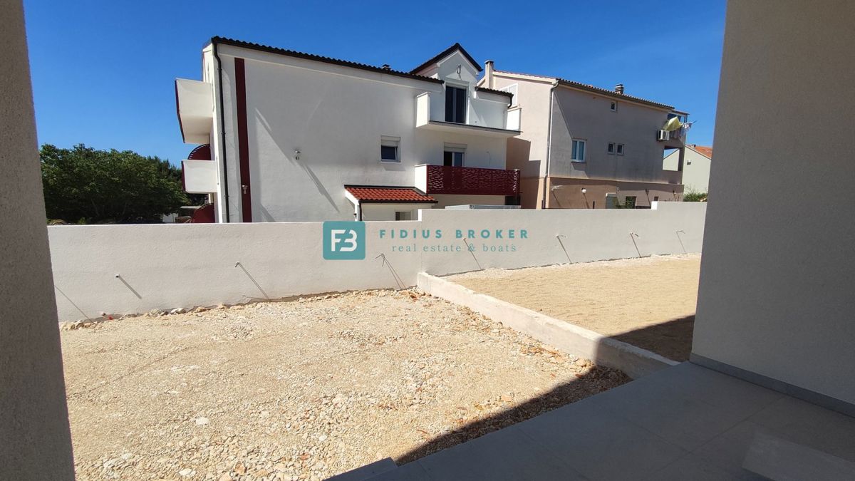 VODICE, novogradnja, dvonadstropno stanovanje, vrt 40 m2, S4
