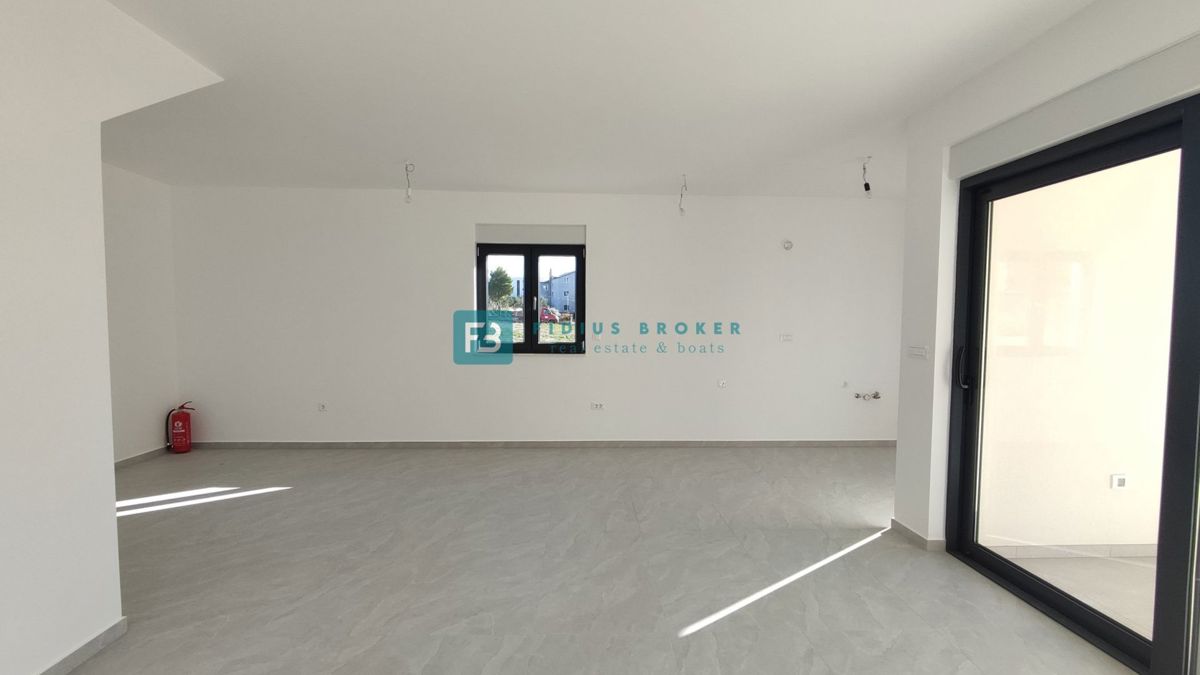 VODICE, novogradnja, dvonadstropno stanovanje, vrt 40 m2, S4