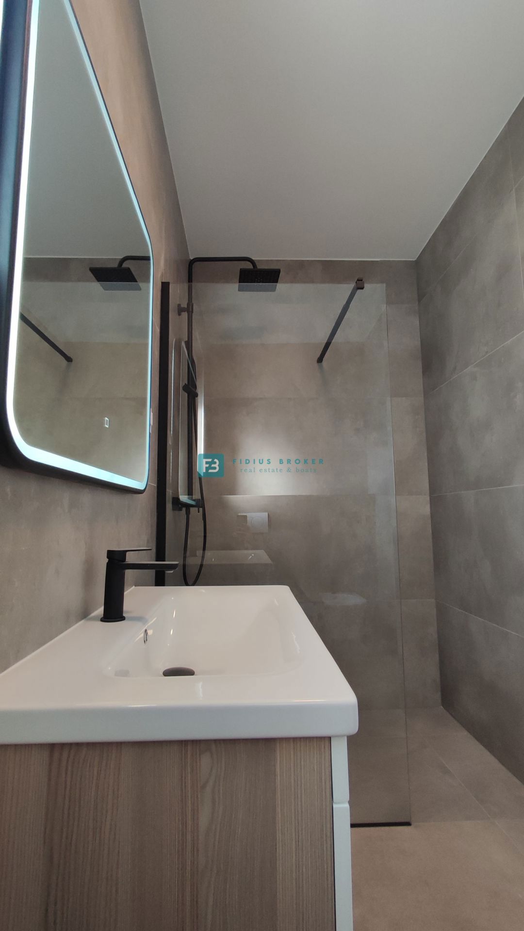 VODICE, novogradnja, dvonadstropno stanovanje, vrt 40 m2, S4