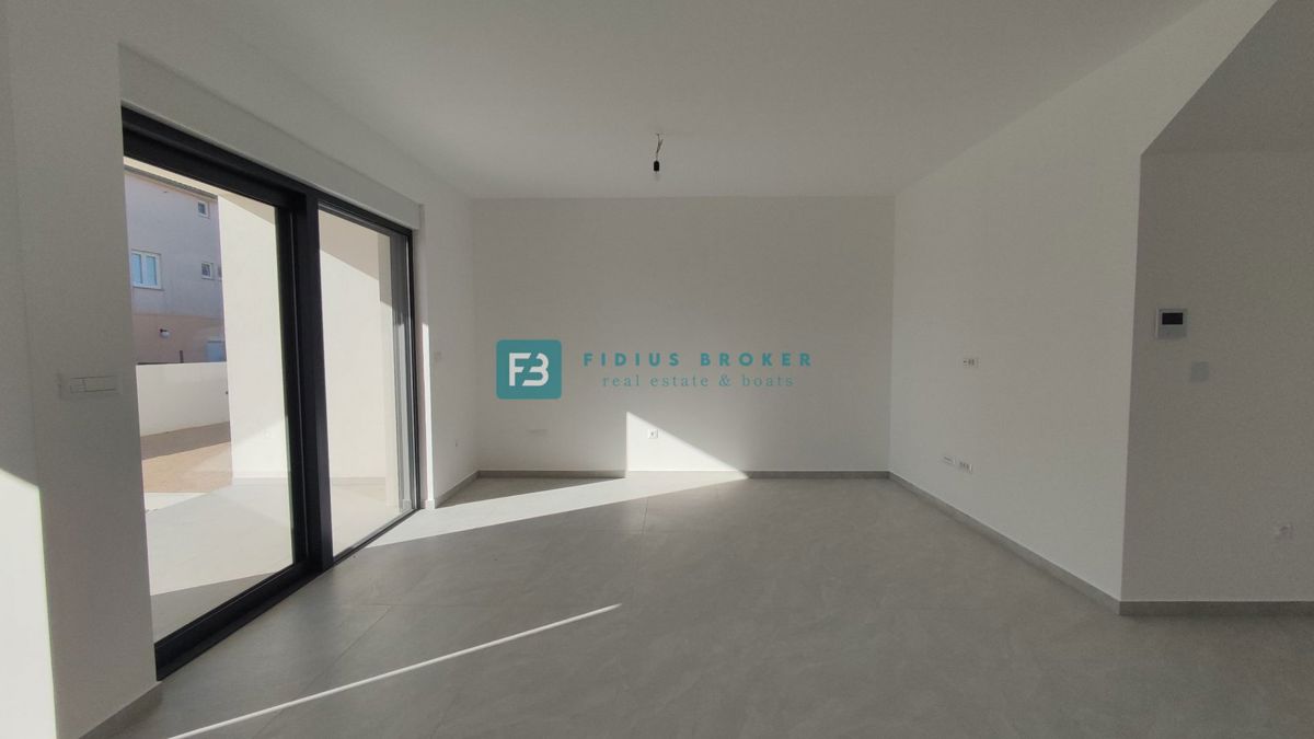 VODICE, novogradnja, dvonadstropno stanovanje, vrt 40 m2, S4