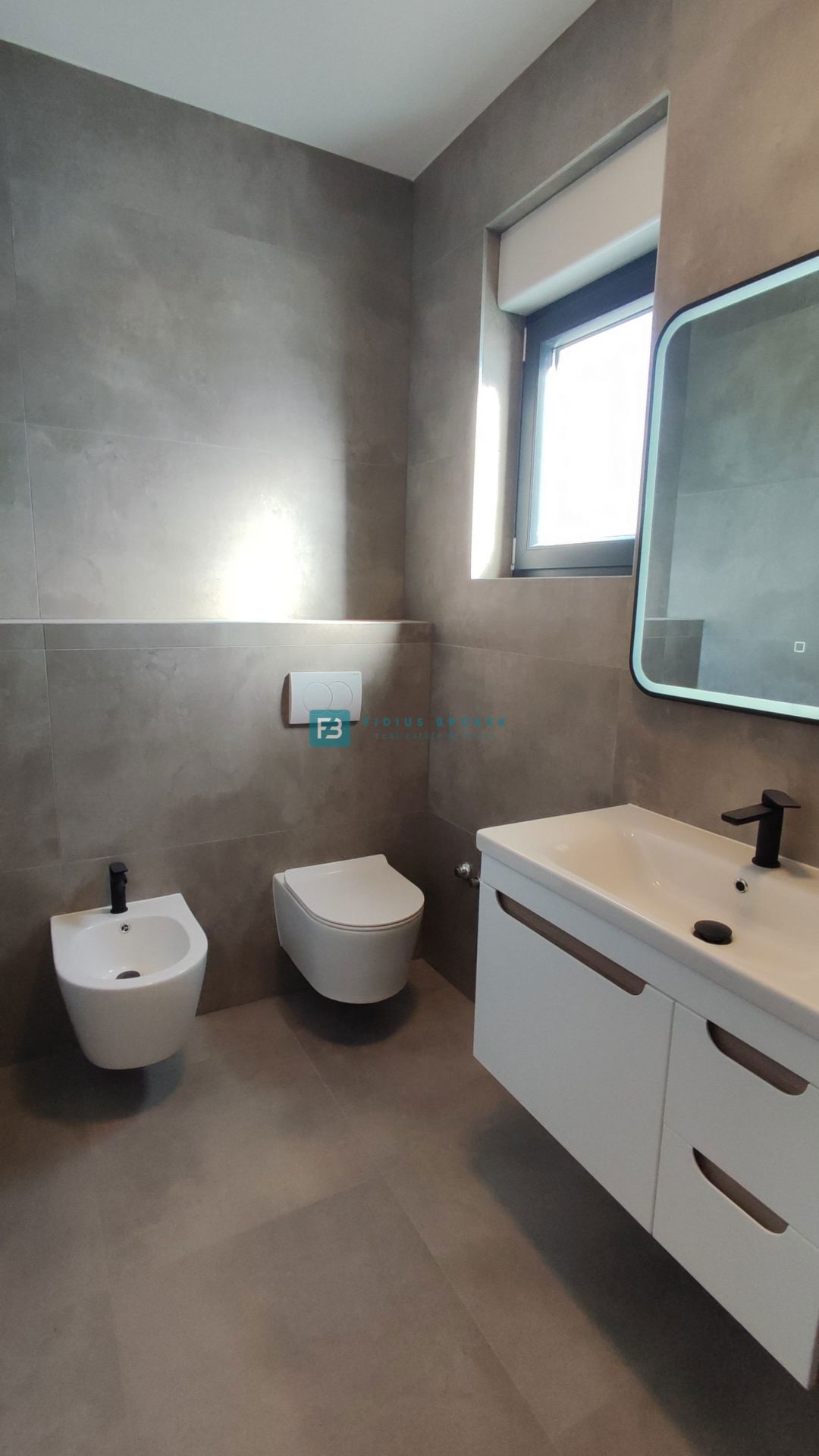 VODICE, novogradnja, dvonadstropno stanovanje, vrt 40 m2, S4