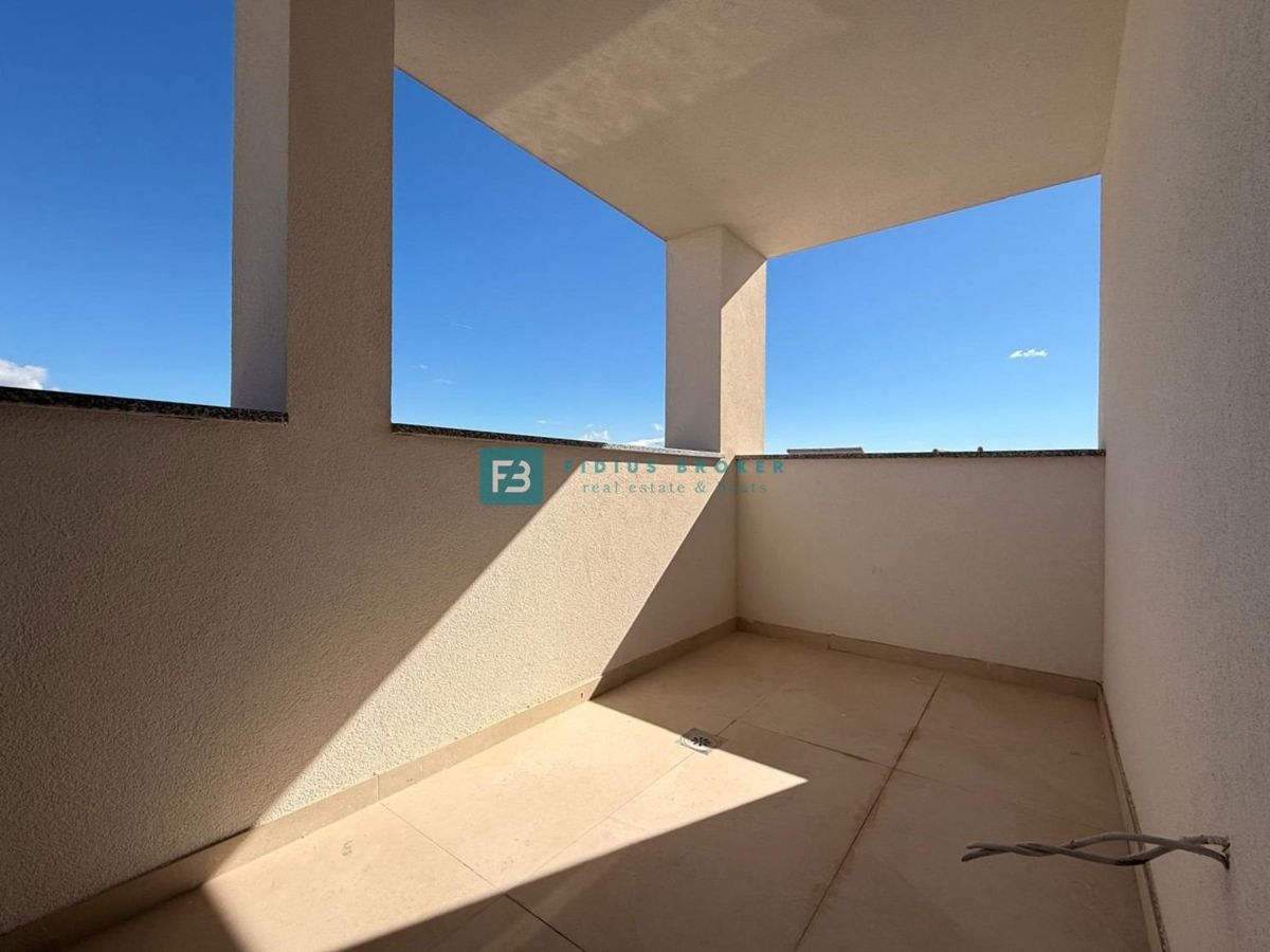 VODICE, moderno stanovanje, 2 spalnici, terasa, 700 m do plaže