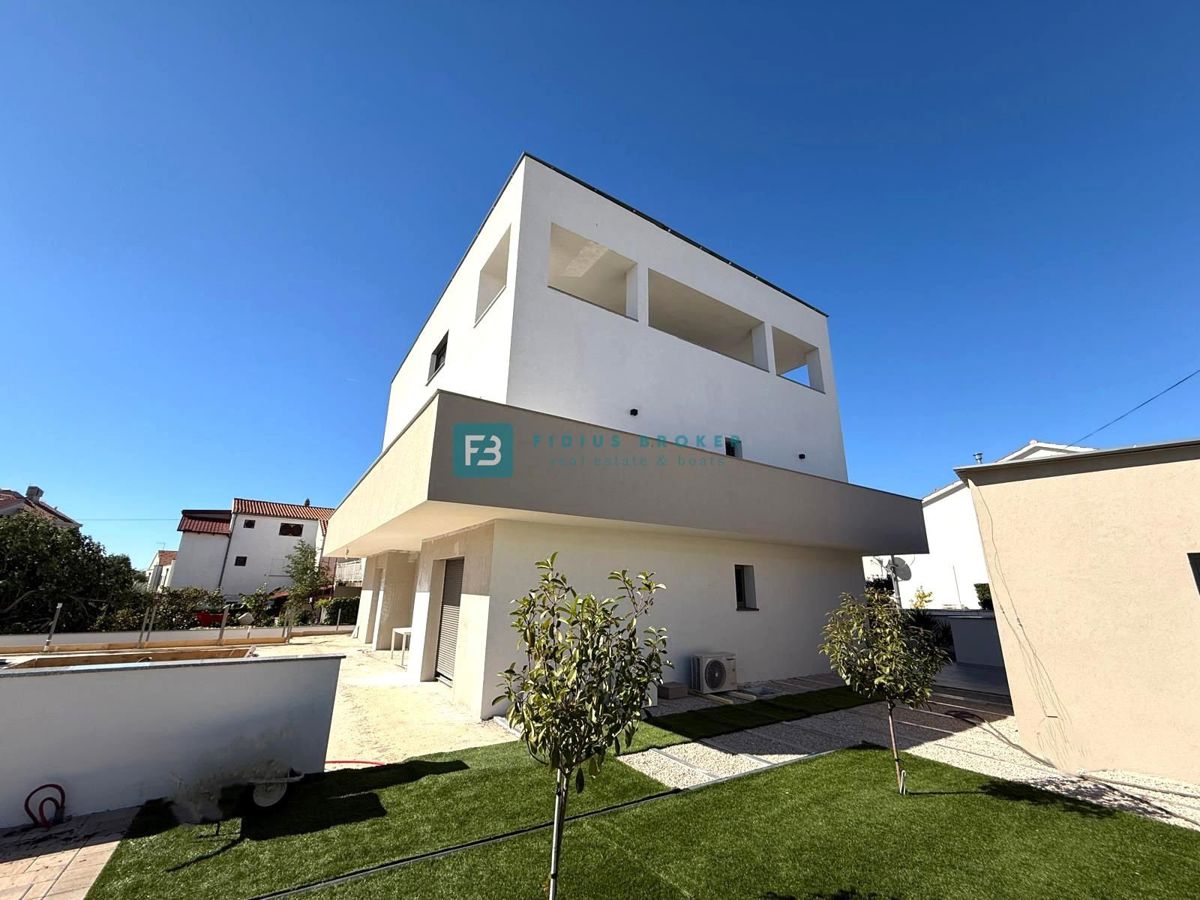 VODICE, moderno stanovanje, 2 spalnici, terasa, 700 m do plaže