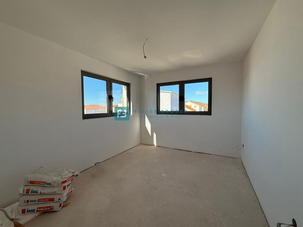 VODICE, moderno stanovanje, 2 spalnici, terasa, 700 m do plaže