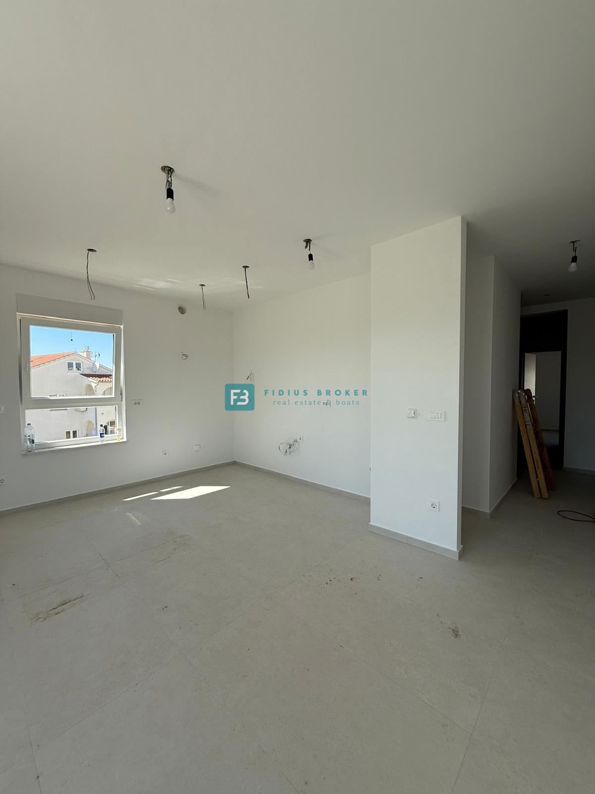 VODICE, novo, 350 m od plaže, pravkar dokončano, pogled na morje, shramba