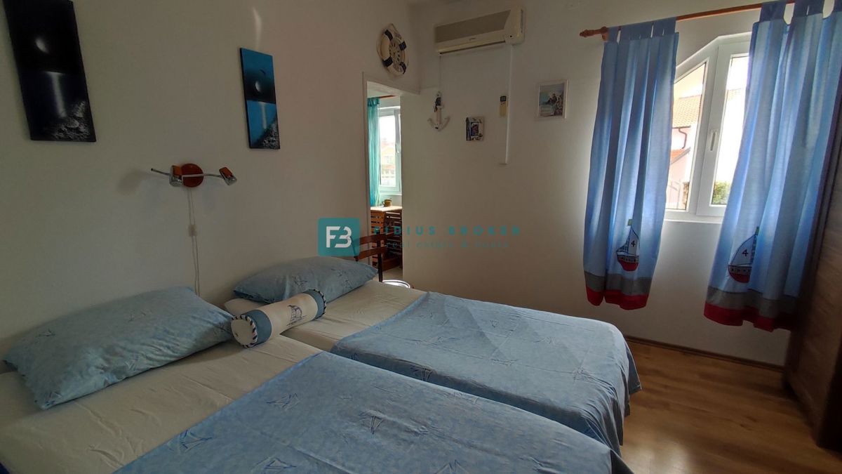 VODICE, samostojna hiša, 4 ločena stanovanja, vrt, garaža