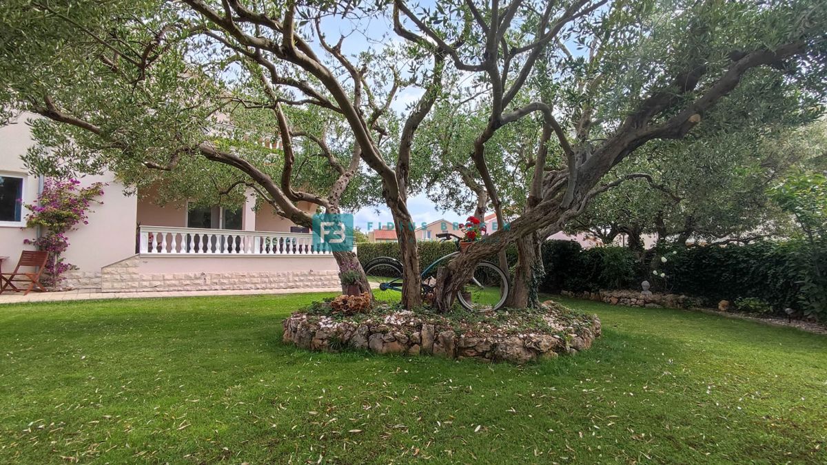 VODICE, samostojna hiša, 4 ločena stanovanja, vrt, garaža