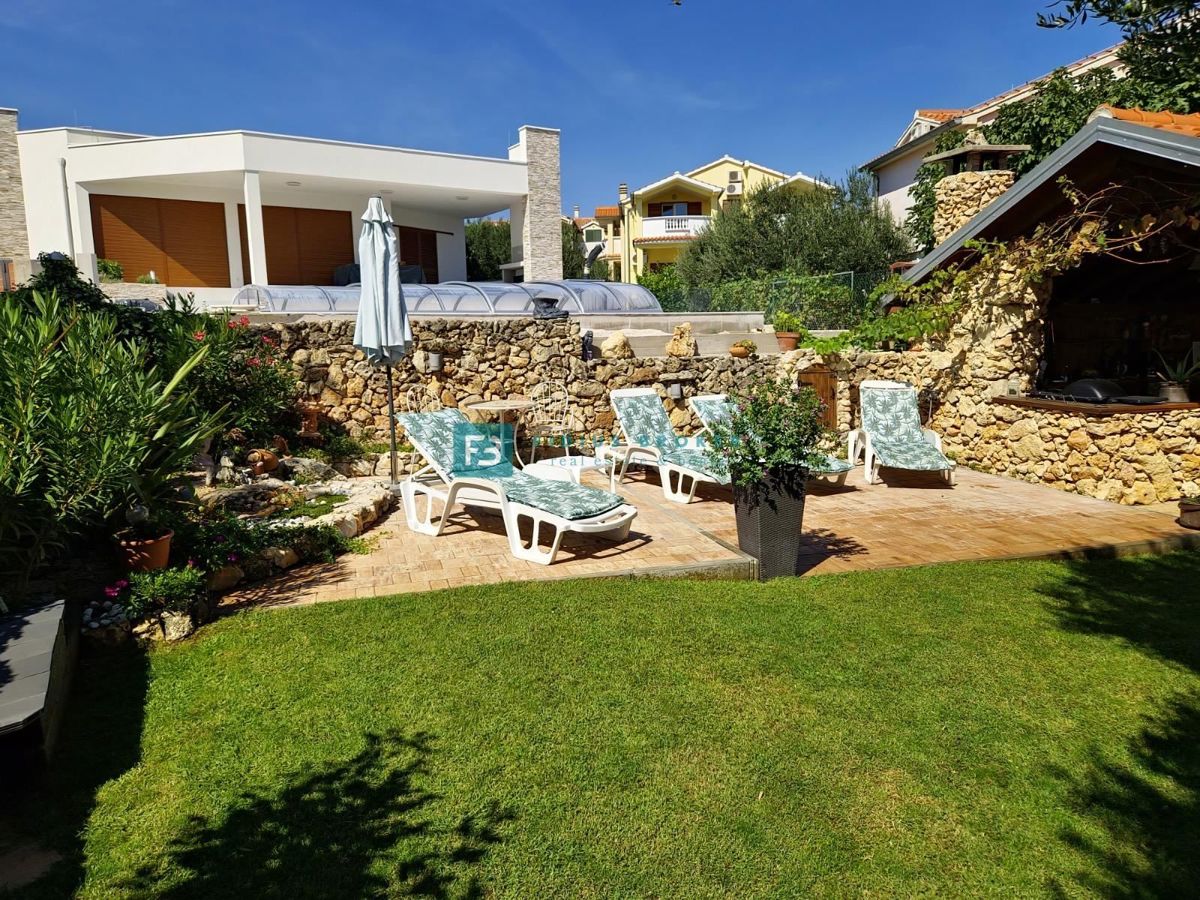 VODICE, samostojna hiša, 4 ločena stanovanja, vrt, garaža