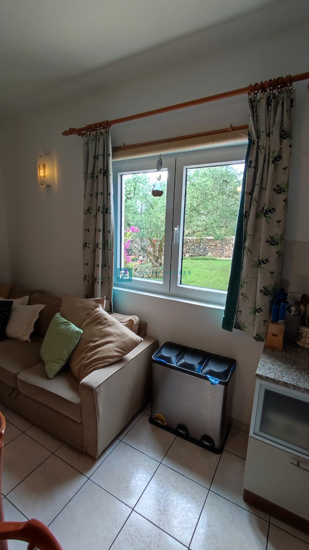 VODICE, samostojna hiša, 4 ločena stanovanja, vrt, garaža