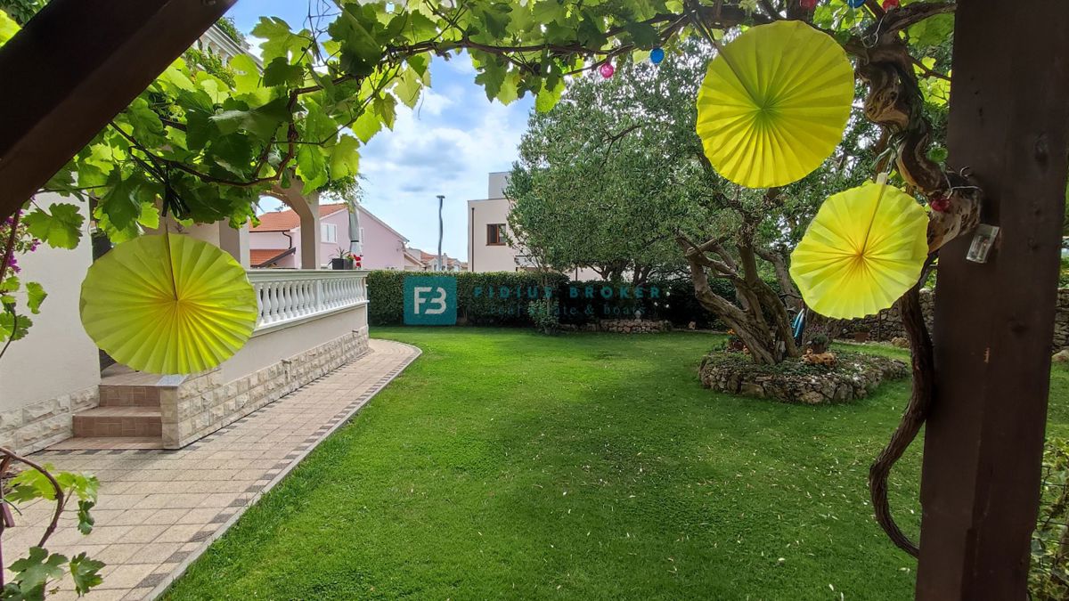 VODICE, samostojna hiša, 4 ločena stanovanja, vrt, garaža