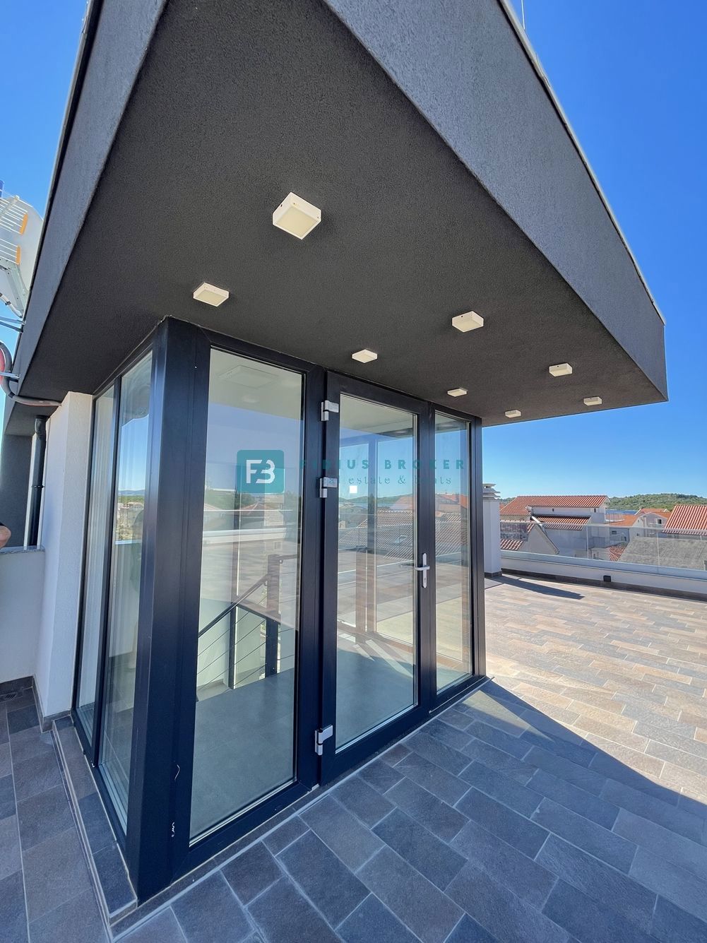 VODICE, novo, razgled, 350 m od morja, strešna terasa 127 m2