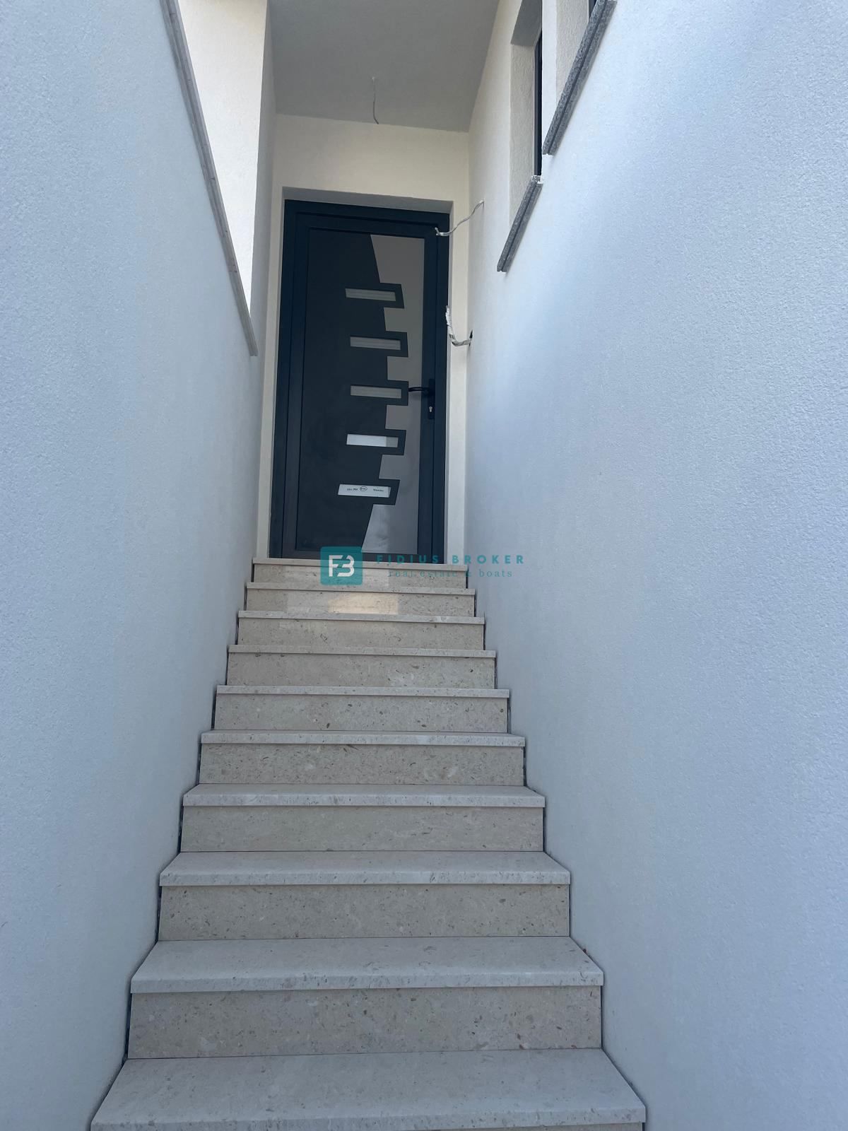 VODICE, novogradnja, 1. nadstropje, 3 spalnice, pogled na morje, shramba