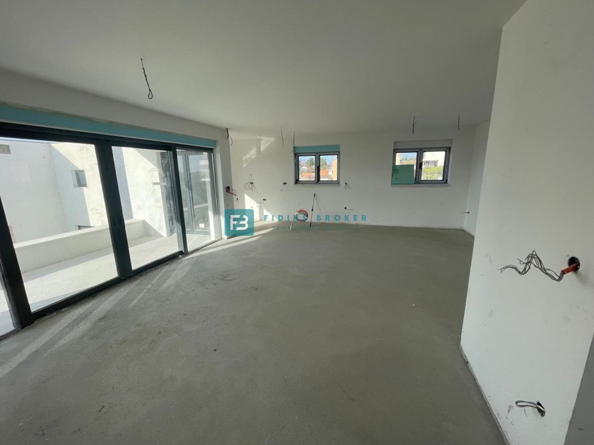 VODICE, novogradnja, 1. nadstropje, 3 spalnice, pogled na morje, shramba