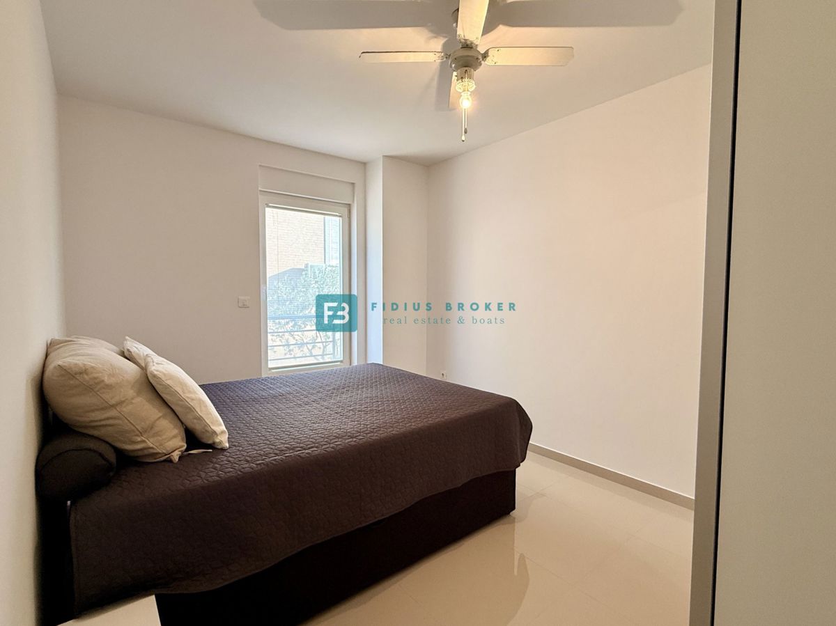 VODICE, novo, moderno opremljeno stanovanje, visoko pritličje, 600 m do plaže, shramba