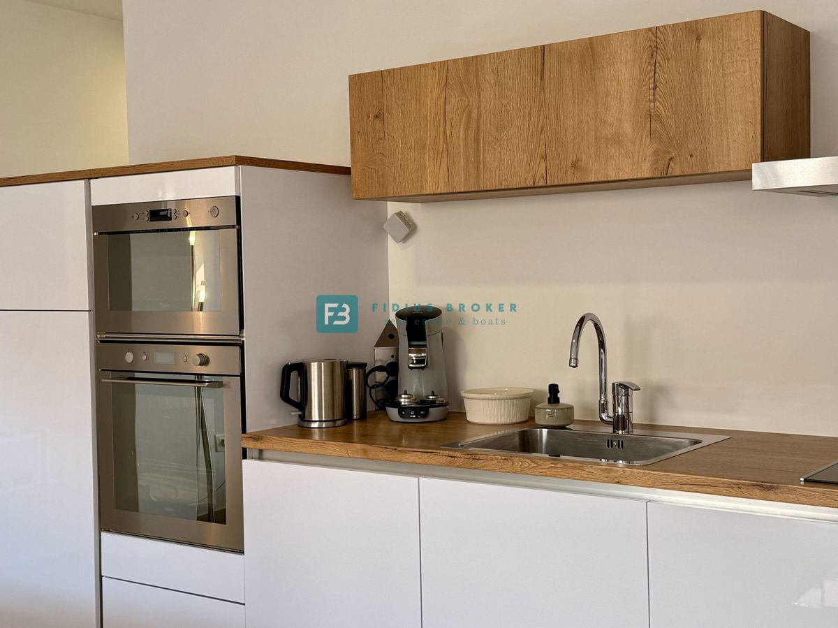 VODICE, novo, moderno opremljeno stanovanje, visoko pritličje, 600 m do plaže, shramba