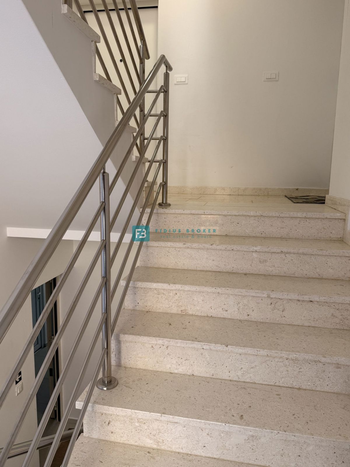 VODICE, novo, moderno opremljeno stanovanje, visoko pritličje, 600 m do plaže, shramba