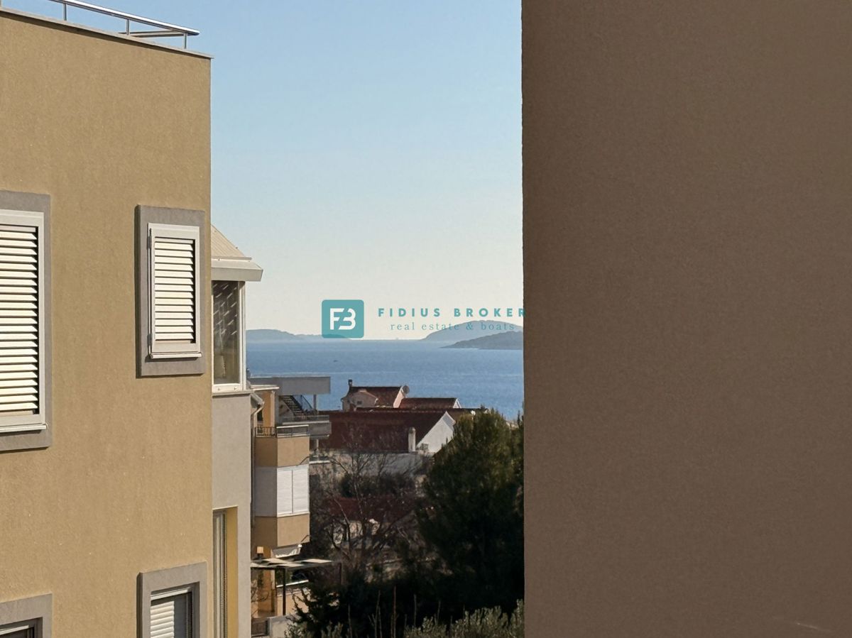 VODICE, novo, moderno opremljeno stanovanje, visoko pritličje, 600 m do plaže, shramba