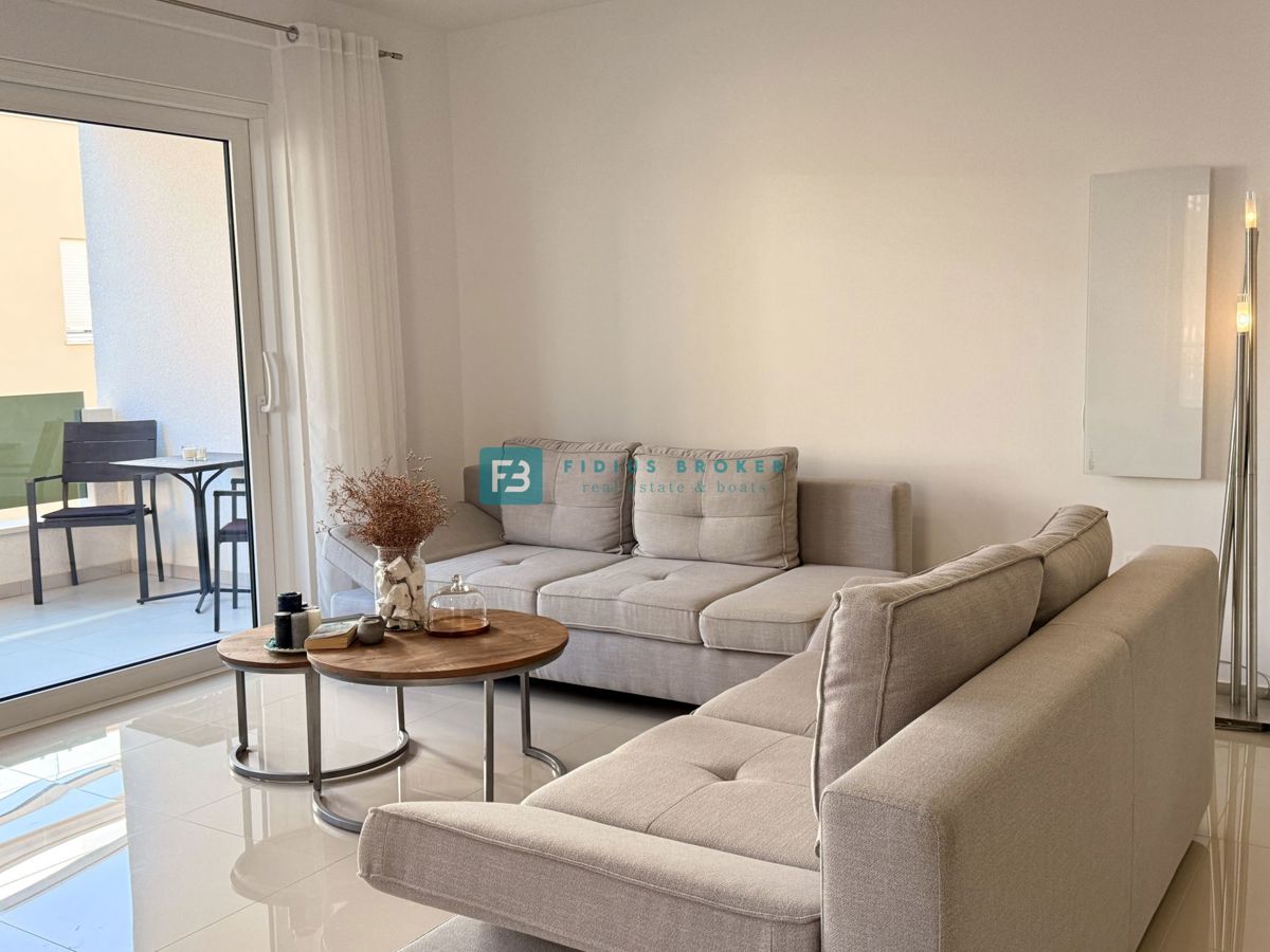 VODICE, novo, moderno opremljeno stanovanje, visoko pritličje, 600 m do plaže, shramba