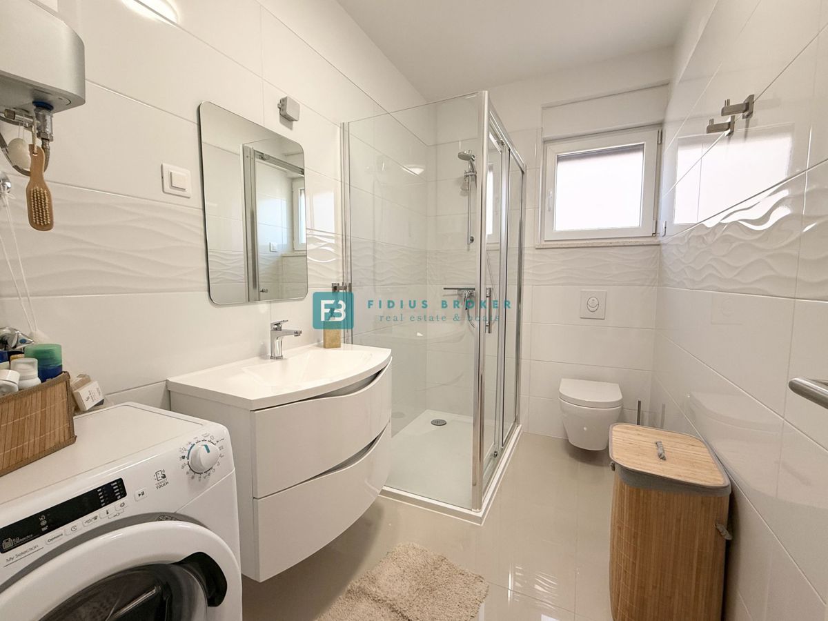 VODICE, novo, moderno opremljeno stanovanje, visoko pritličje, 600 m do plaže, shramba