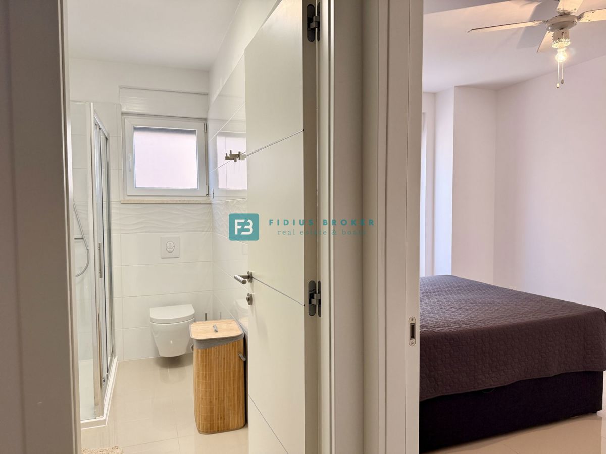 VODICE, novo, moderno opremljeno stanovanje, visoko pritličje, 600 m do plaže, shramba