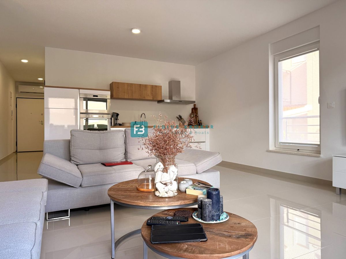 VODICE, novo, moderno opremljeno stanovanje, visoko pritličje, 600 m do plaže, shramba