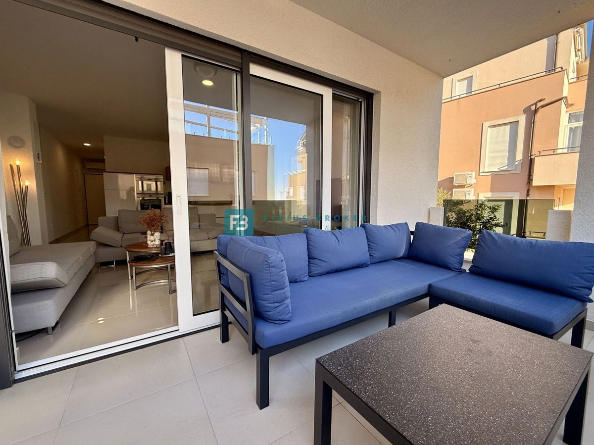 VODICE, novo, moderno opremljeno stanovanje, visoko pritličje, 600 m do plaže, shramba