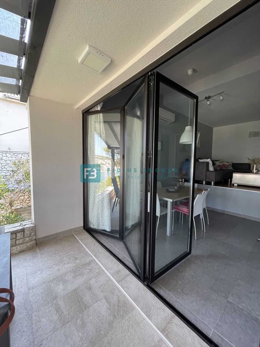 TISNO, čudovita samostojna hiša, 60 m od plaže, odprt pogled na morje