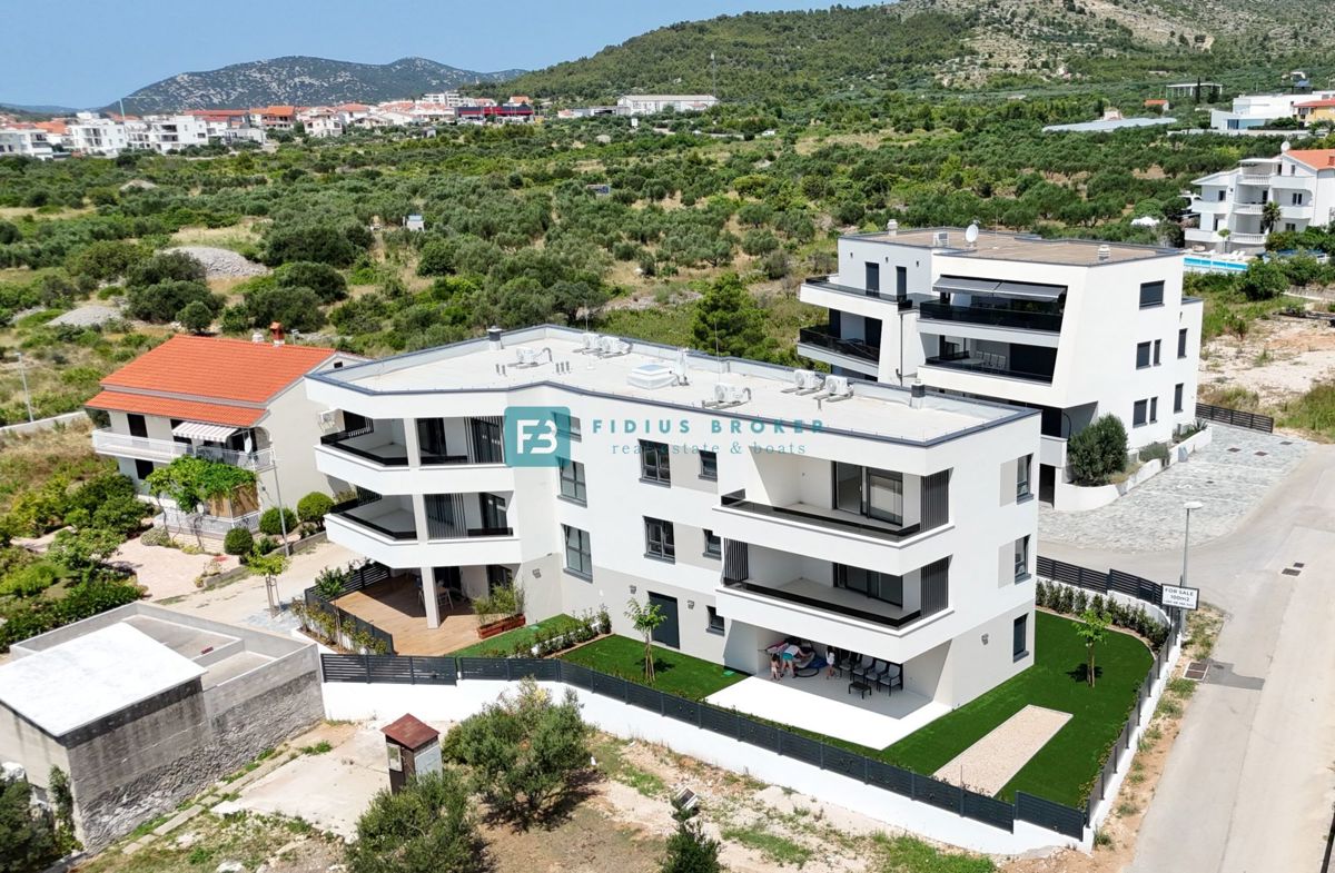 VODICE, novogradnja, moderno stanovanje, 1. nadstropje, 400 m od plaže