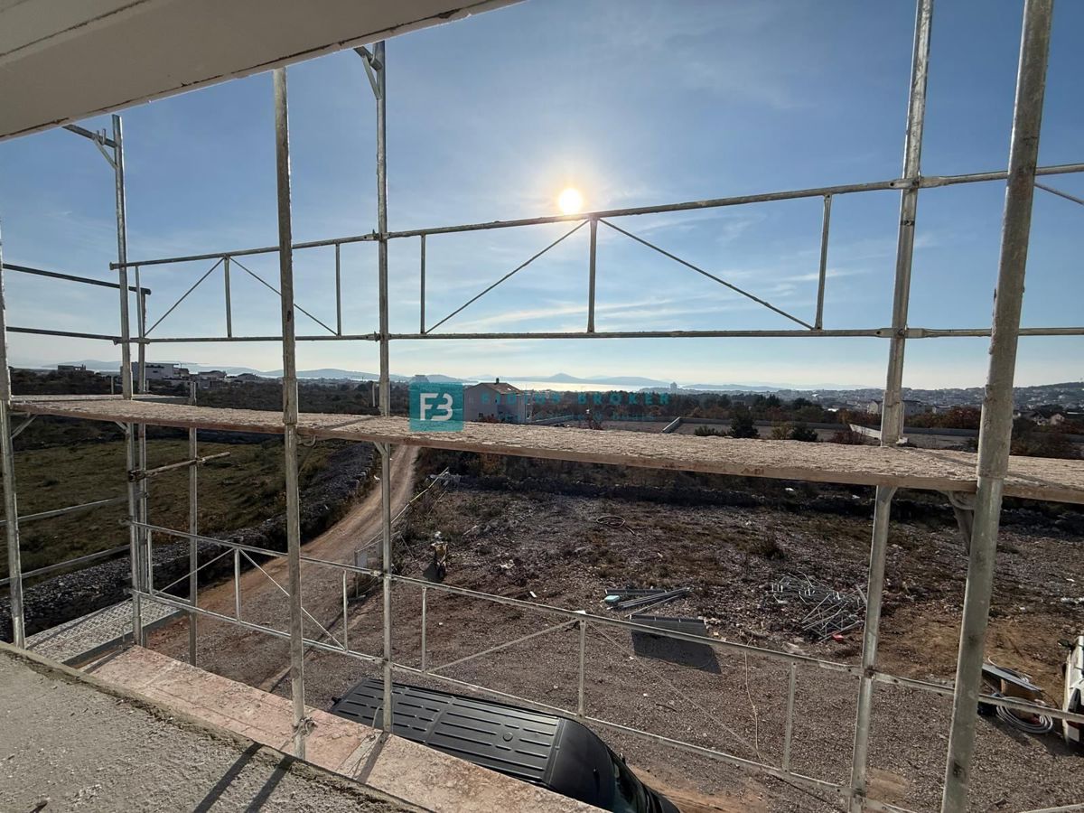 VODICE, novogradnja, 2. nadstropje, pogled na morje, 3 spalnice, 2 parkirni mesti