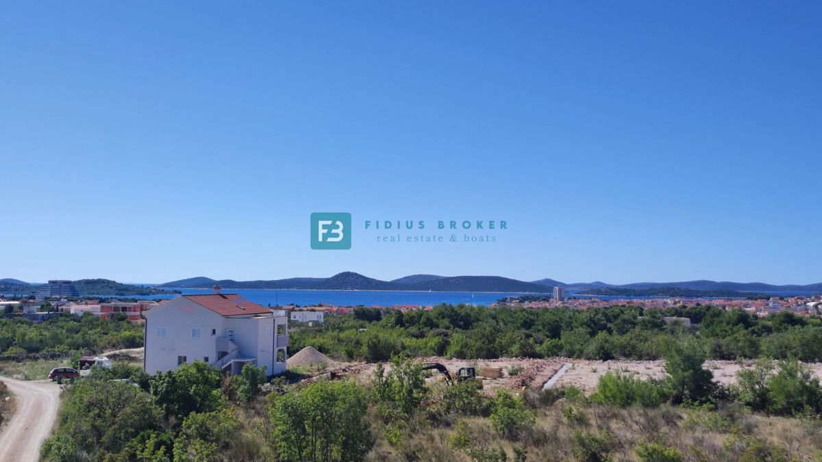 VODICE, novogradnja, 2. nadstropje, pogled na morje, 3 spalnice, 2 parkirni mesti