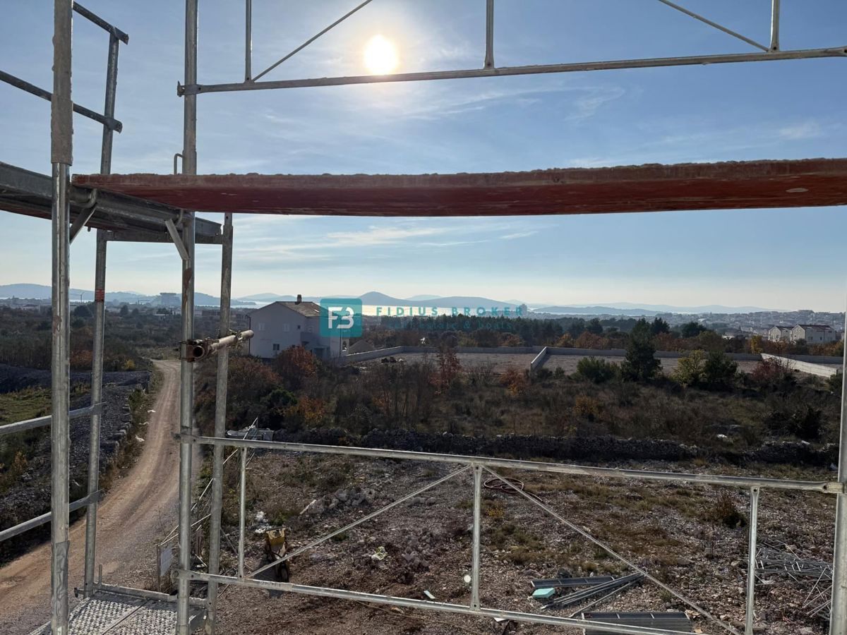 VODICE, novogradnja, 2. nadstropje, pogled na morje, 3 spalnice, 2 parkirni mesti