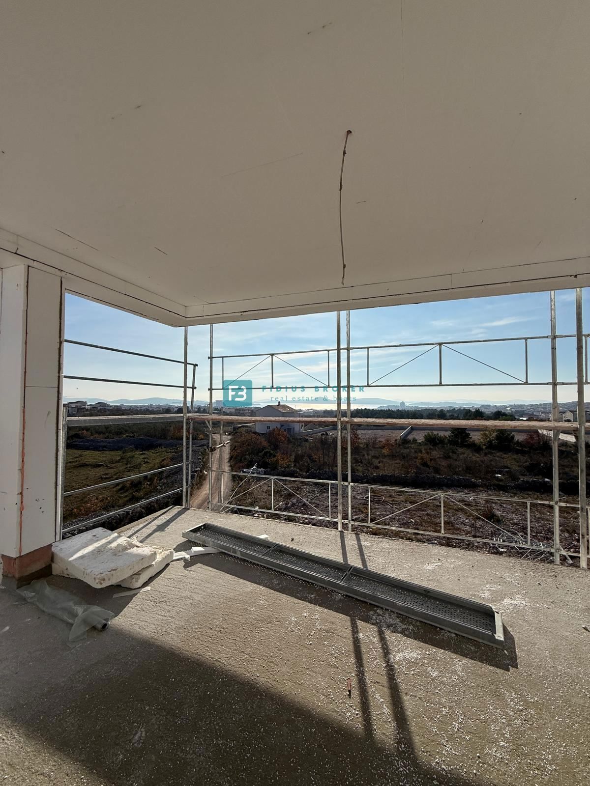 VODICE, novogradnja, 2. nadstropje, pogled na morje, 3 spalnice, 2 parkirni mesti