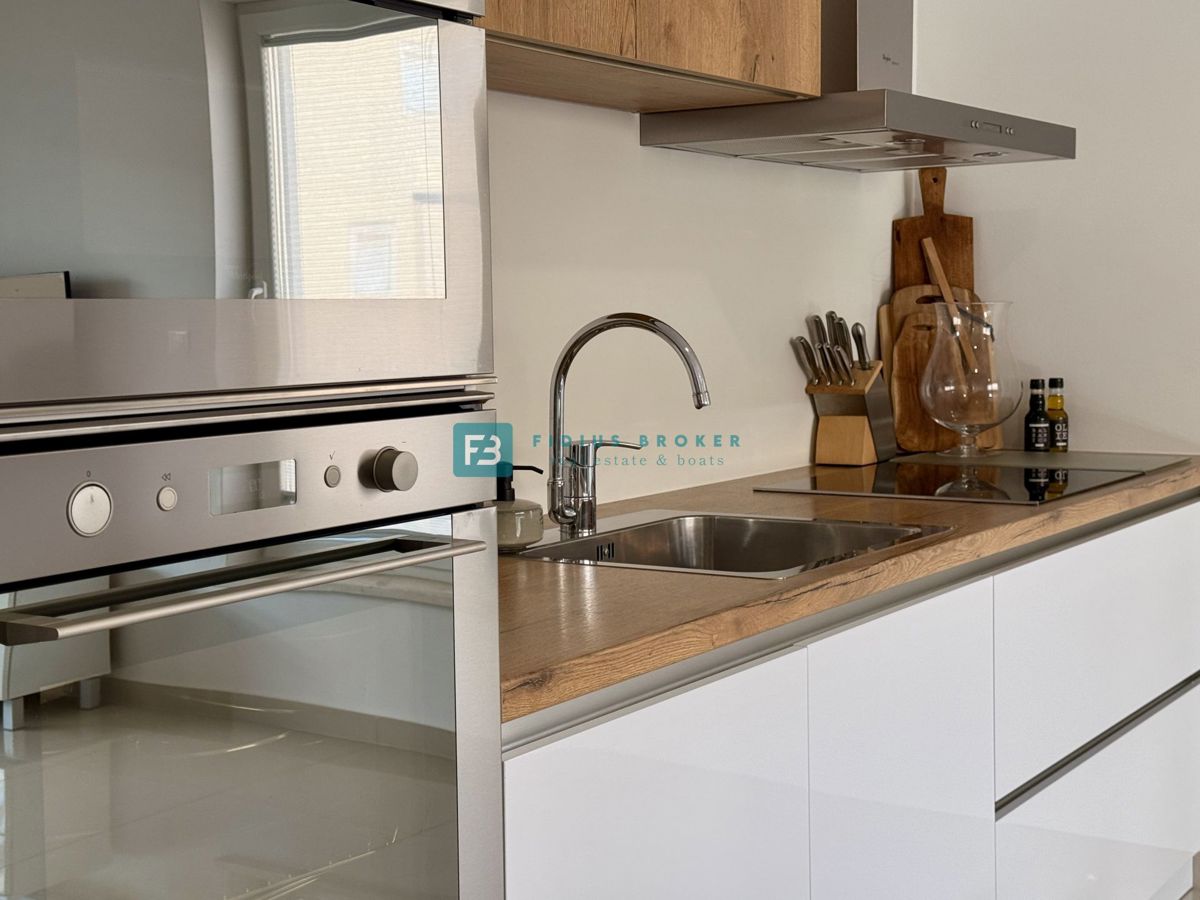 VODICE, novo, moderno opremljeno stanovanje, 600 m do plaže, shramba