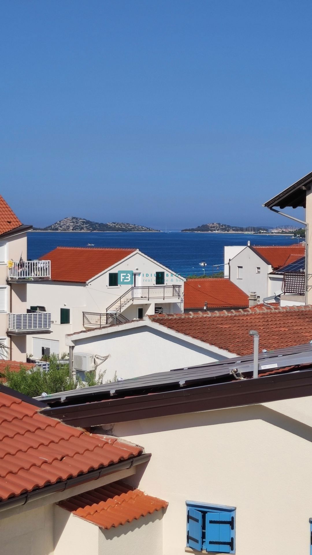 SRIMA, nova, opremljena polsamostojna hiša, 300 m do plaže, pogled na morje